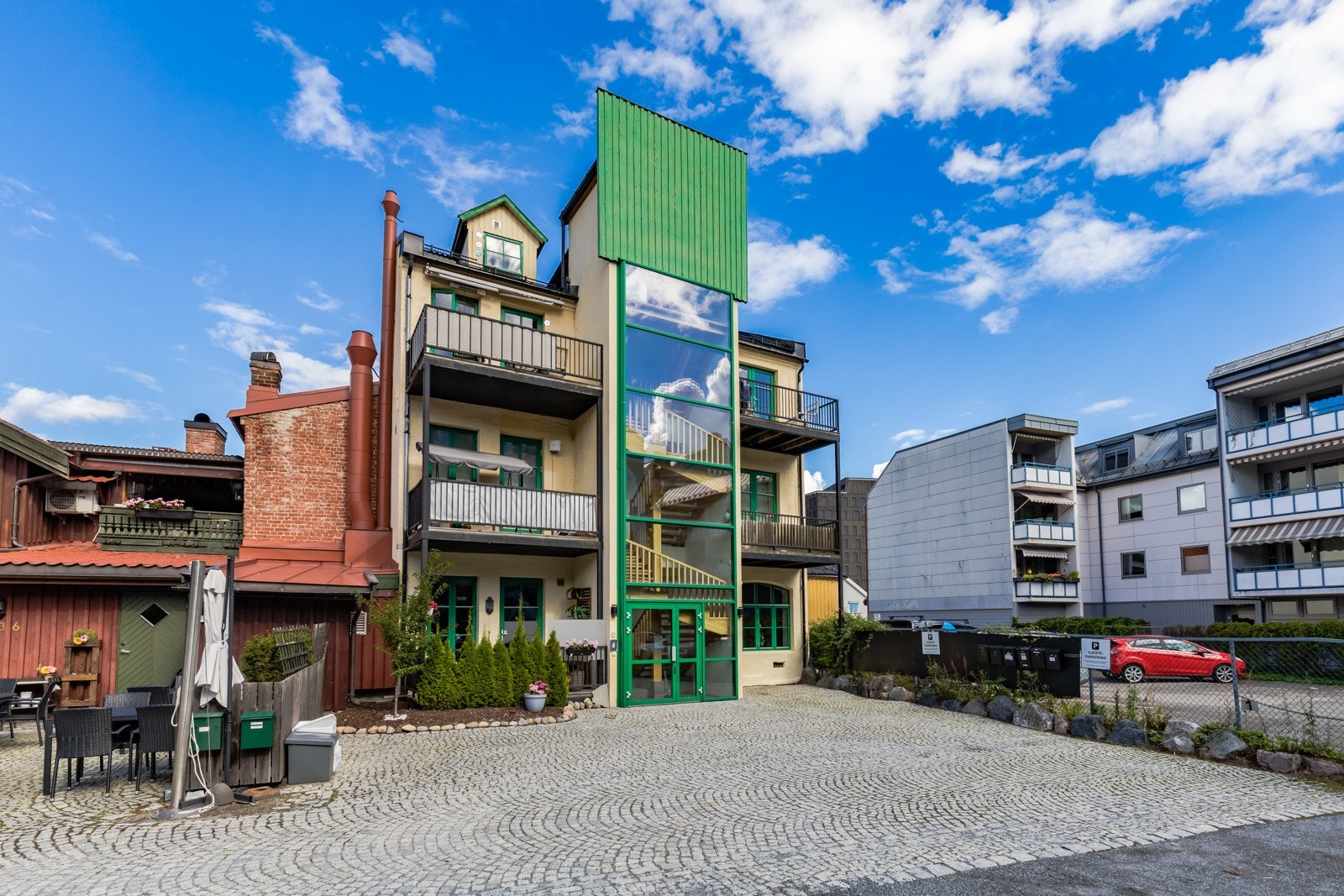 Leiligheten ligger øverst i bygget, og har adkomst via en innglasset trappegang. Galleribilde