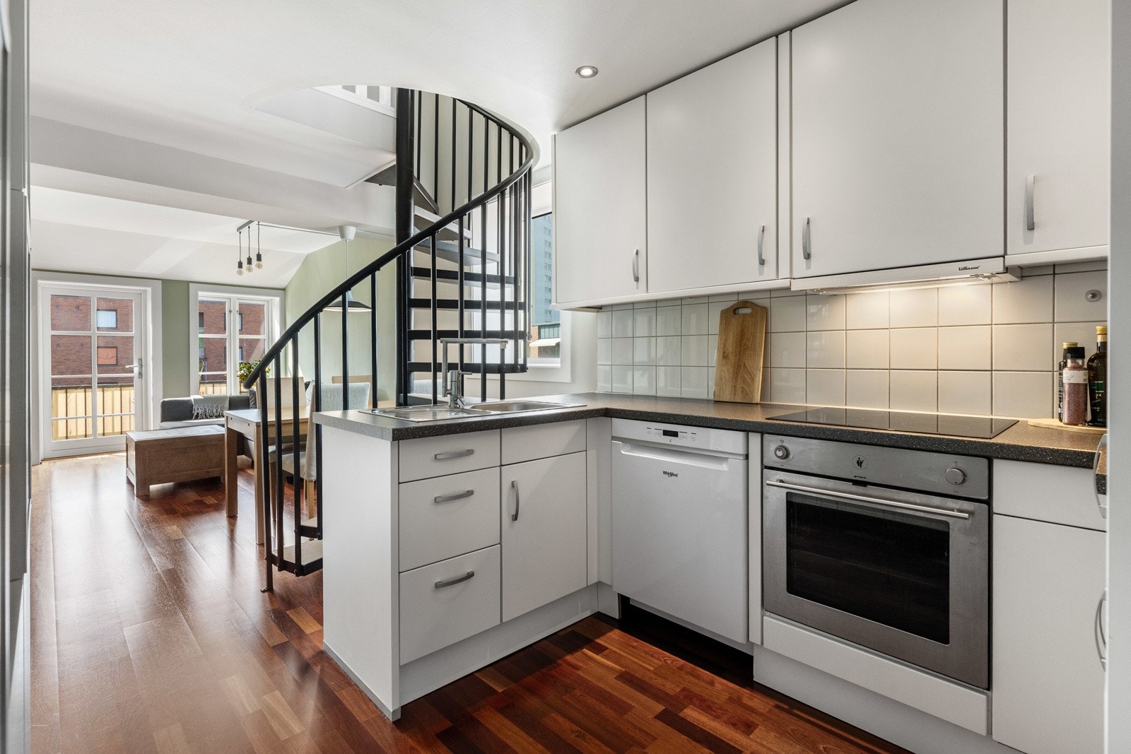 Innredningen er levert av Wellmann Kjøkken, med hvite, glatte fronter og oppvaskkum nedfelt i en laminert benkeplate. Galleribilde