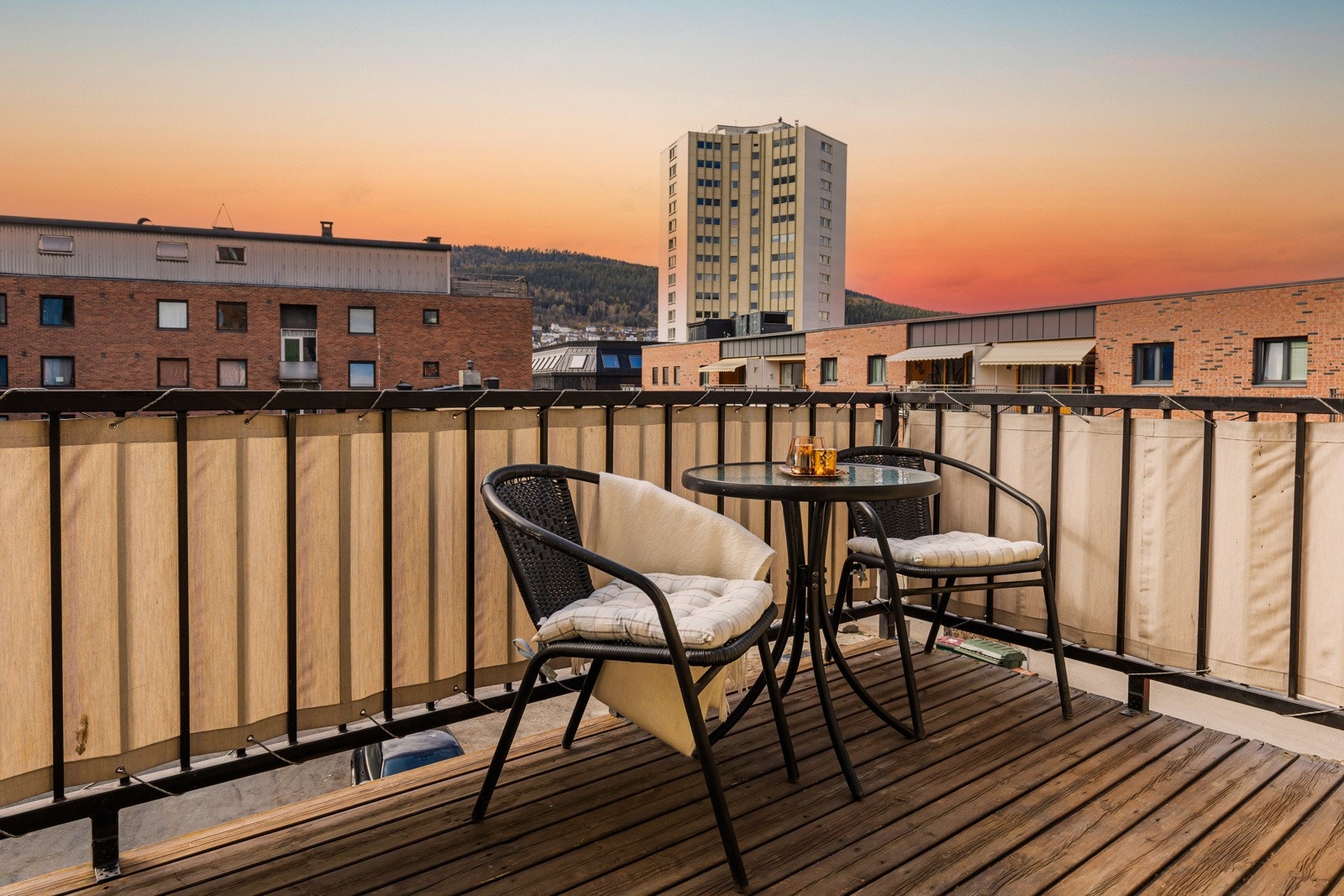 Privatmegleren ved Kristian Haltvik har gleden av å presentere denne pene og romslige 3-roms selveierleiligheten over to plan, med balkong og loftstue beliggende på Strømsø i Drammen. Galleribilde