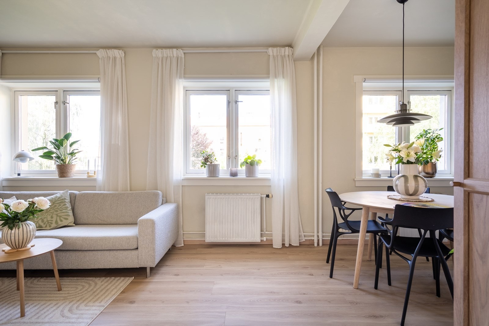 Boligens oppholdsrom har store vindusflater og fremstår svært romlig med rikelig med lysinnslipp. Galleribilde