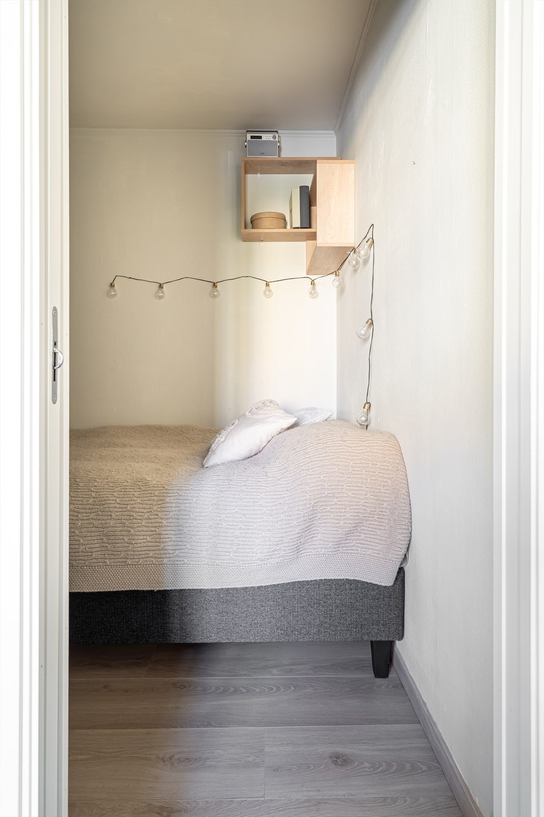 Alkoven ligger diskret til med skyvedør fra stuen og utgjør en lun og koselig soveplass. Galleribilde