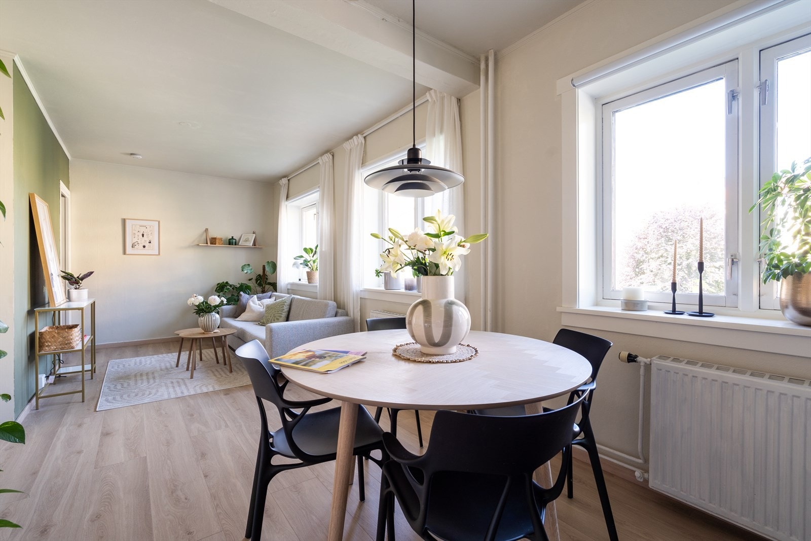 Denne romfølelsen må oppleves. Her har du god plass til både spisebord og sofagruppe. Galleribilde