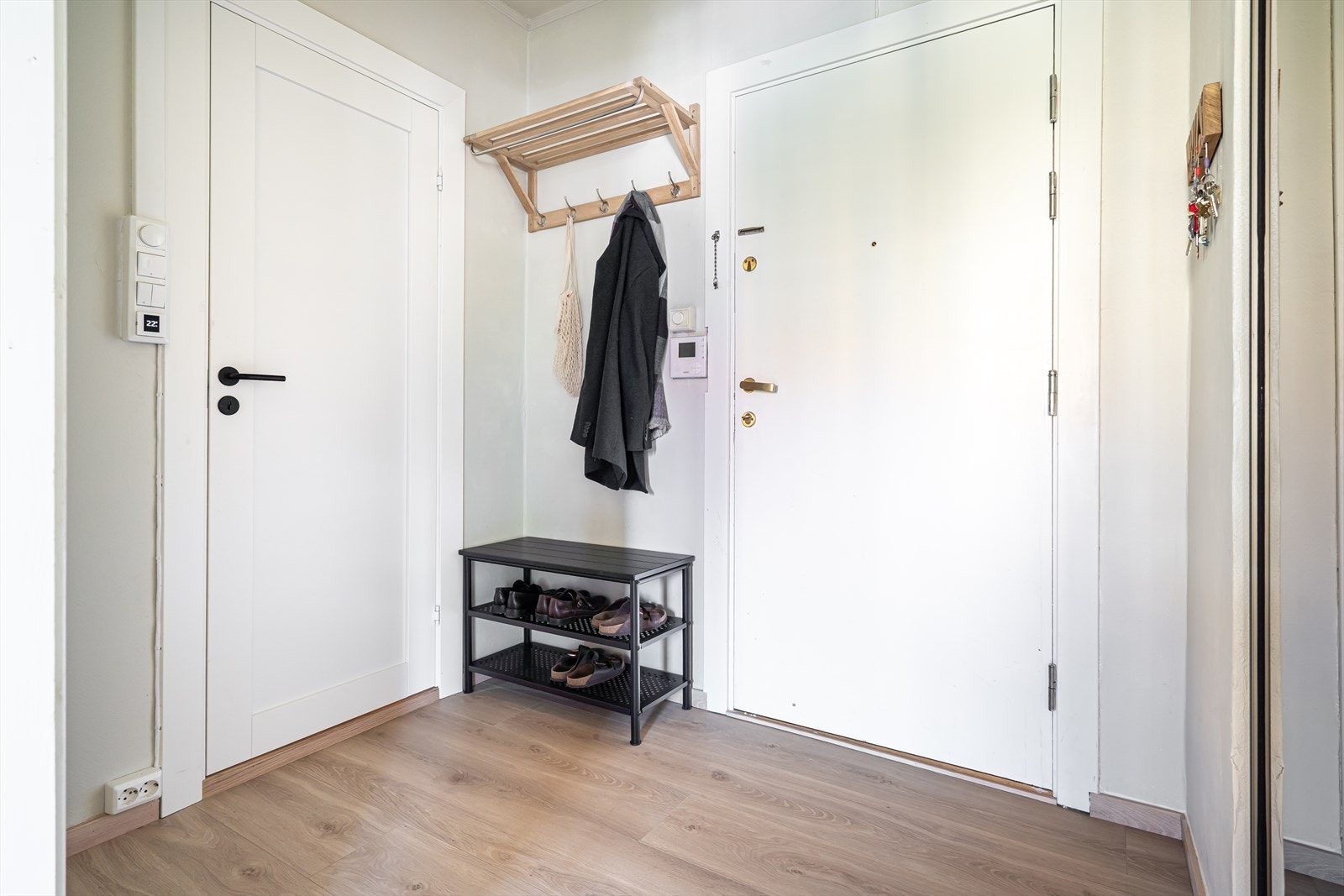 Her har du god plass til å henge fra deg yttertøy, og en romslig skyvedørsgarderobe med speilfronter. Dørtelefonanlegg med åpner gir enkel og trygg adkomst. Galleribilde