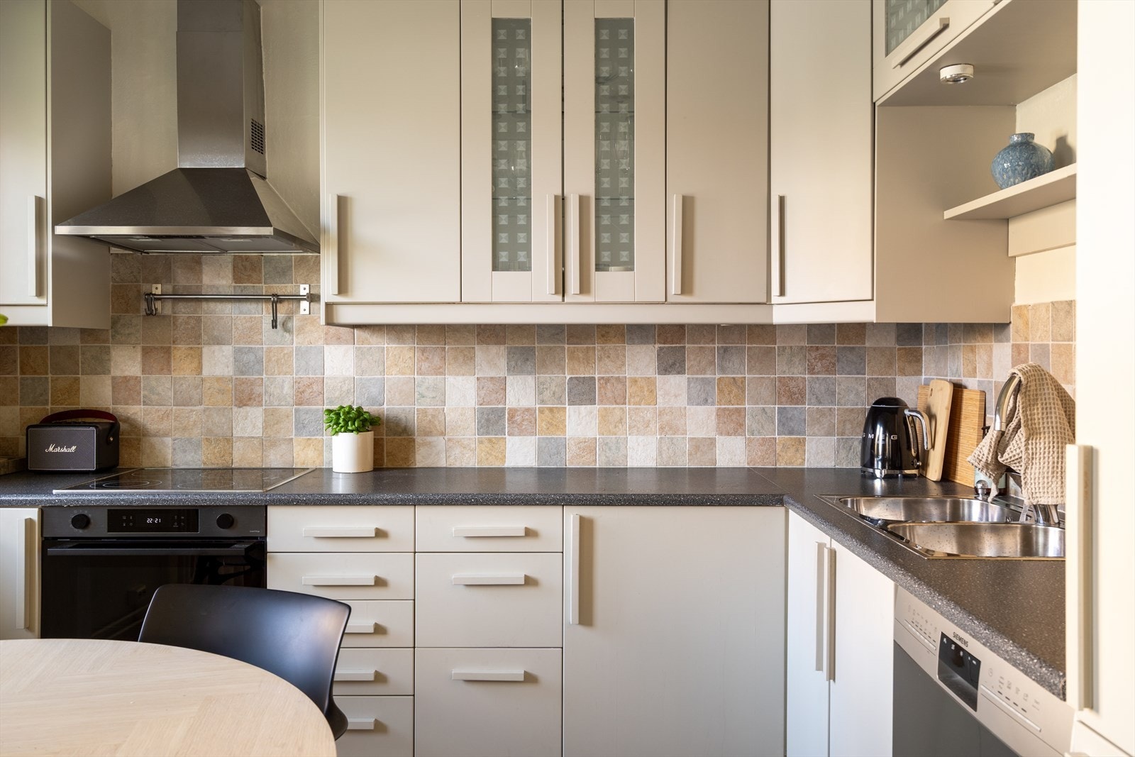 Hvitevarer er integrert, og det er opplegg for oppvaskmaskin. Galleribilde