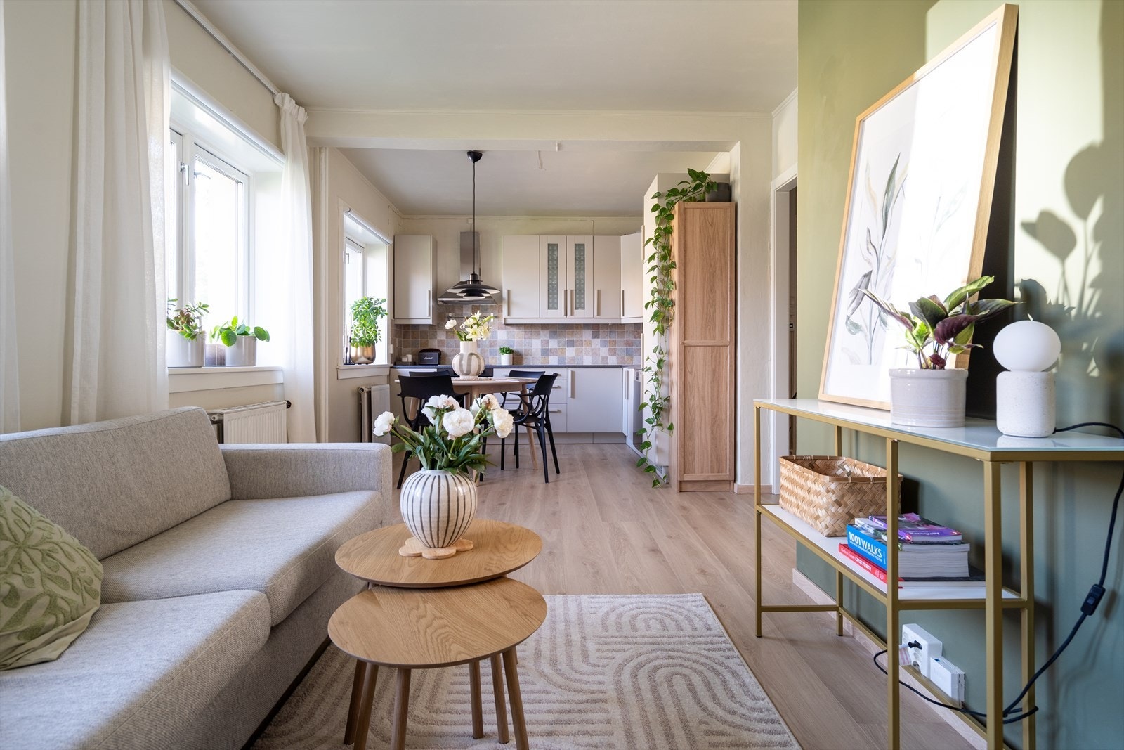 Stuen er leilighetens naturlige samlingspunkt - romslig, lys og med en åpen løsning mot kjøkkenet. Galleribilde