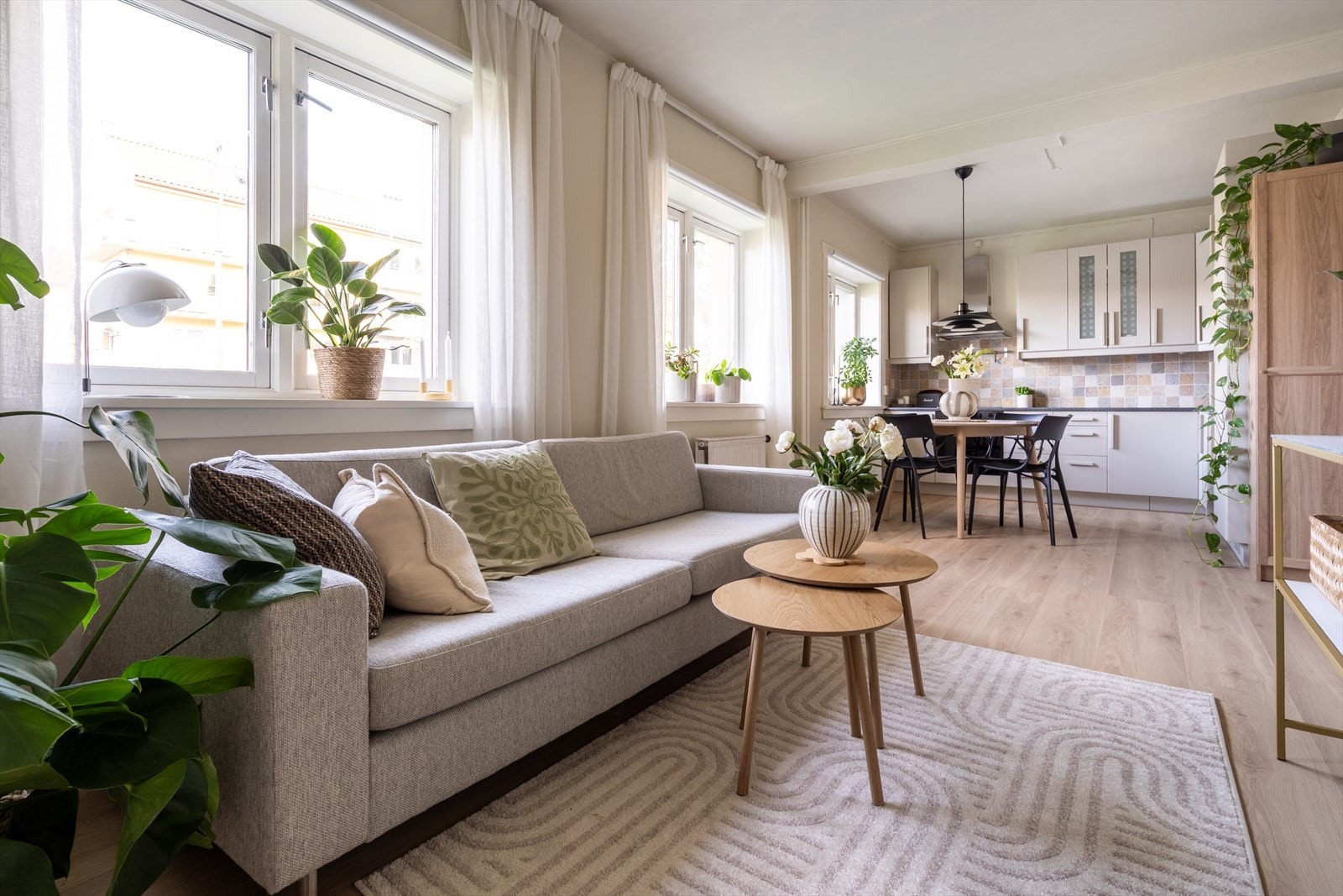 Stuen er leilighetens naturlige samlingspunkt - romslig, lys og med en åpen løsning mot kjøkkenet. Galleribilde