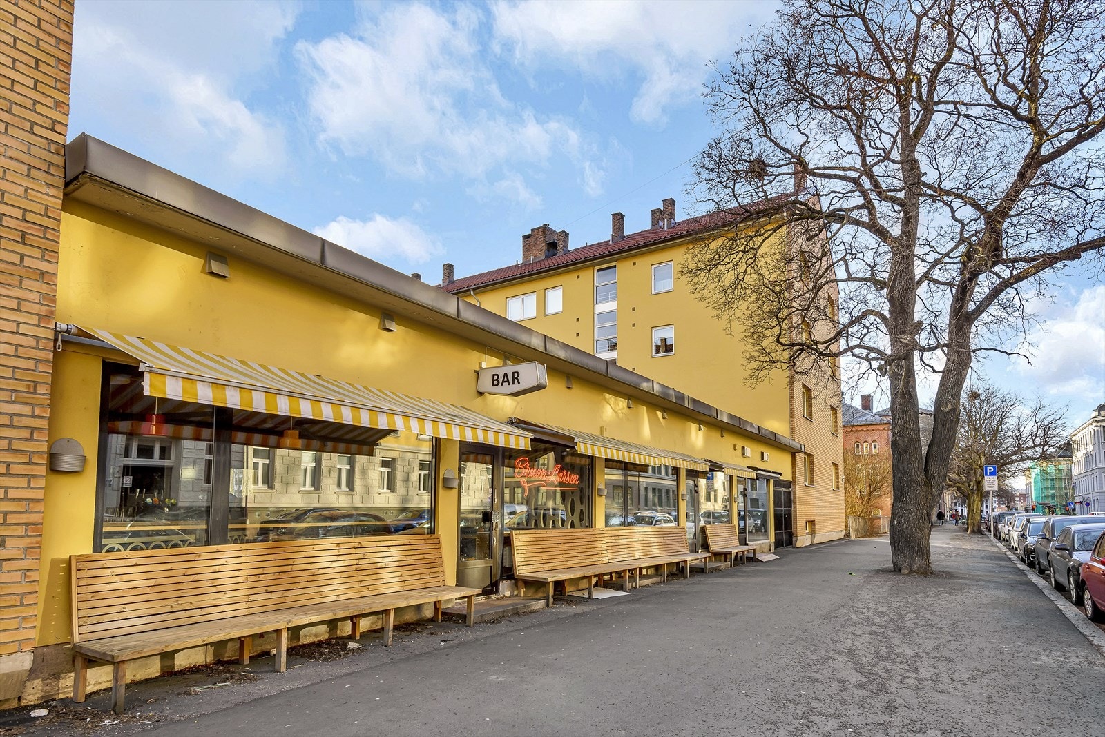 Området kan by på flere lokale restauranter, barer og caféer. Her har du alt du måtte trenge, rett utenfor inngangsdøren. Galleribilde