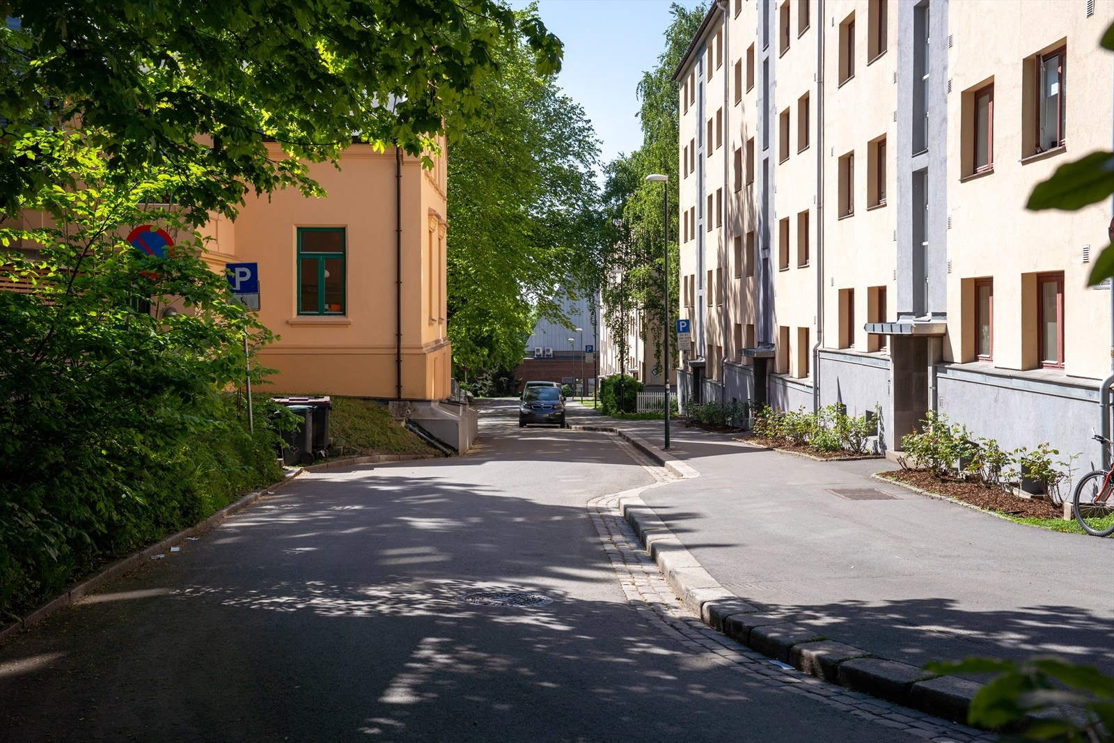 Boligen ligger stille og rolig til i lite trafikkert gate og vender i sin helhet ut mot grønne fellesarealer. Galleribilde
