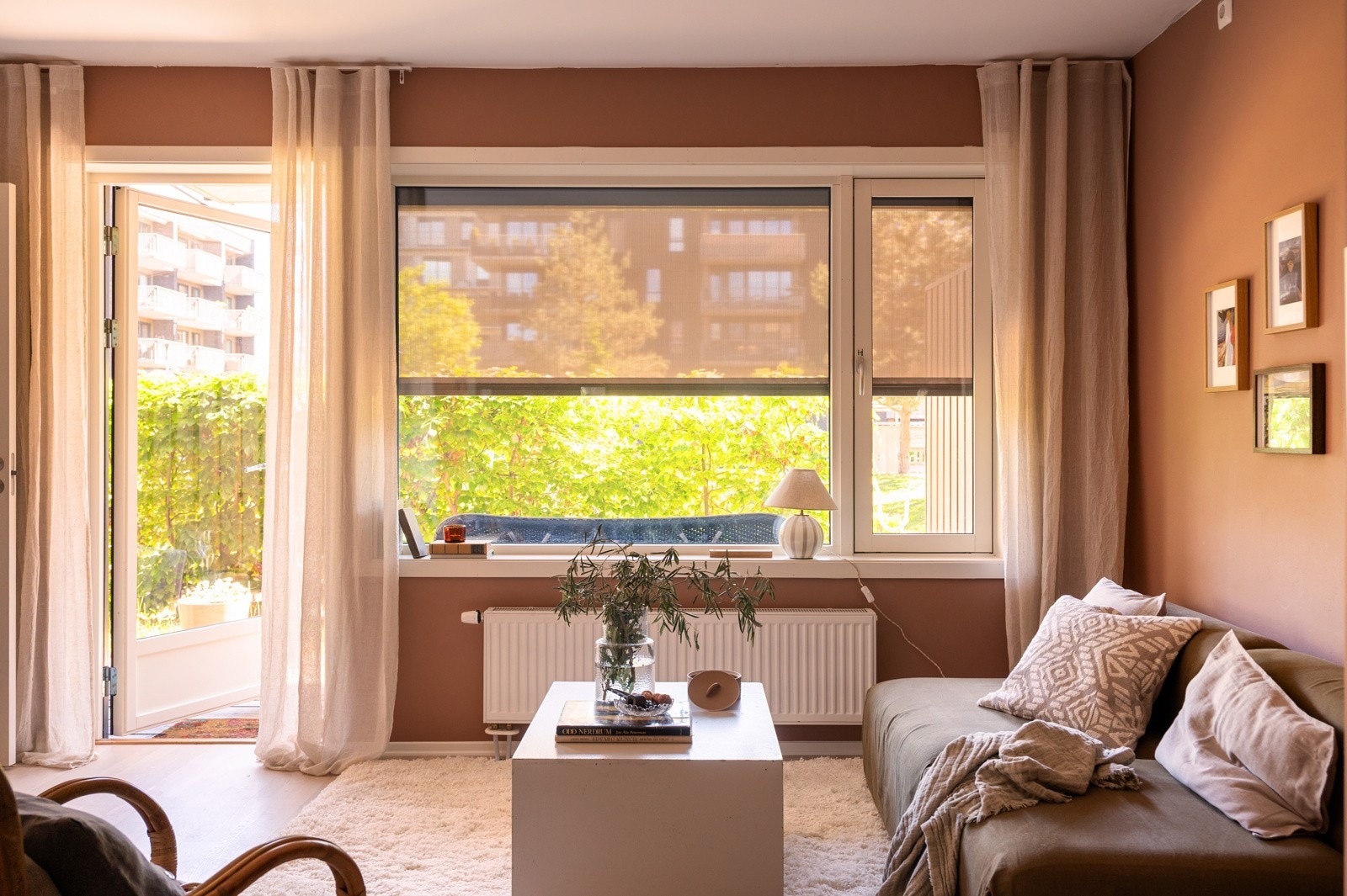 Store vindusflater sørger for rikelig med naturlig lys til rommet. Galleribilde