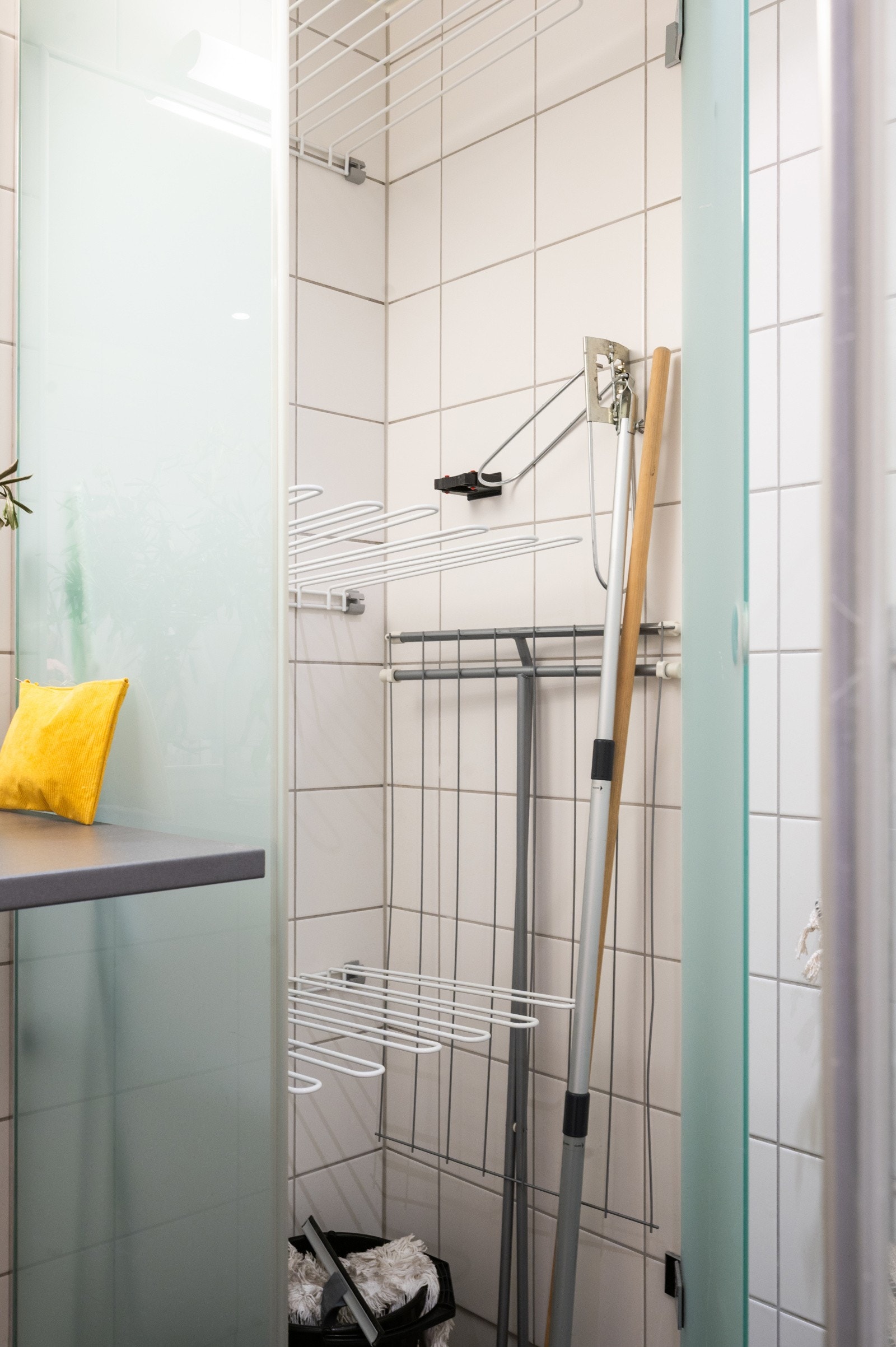 Dusjhjørnet er avgrenset med glassvegger og gir en romslig dusjsone med god bevegelsesfrihet. Galleribilde