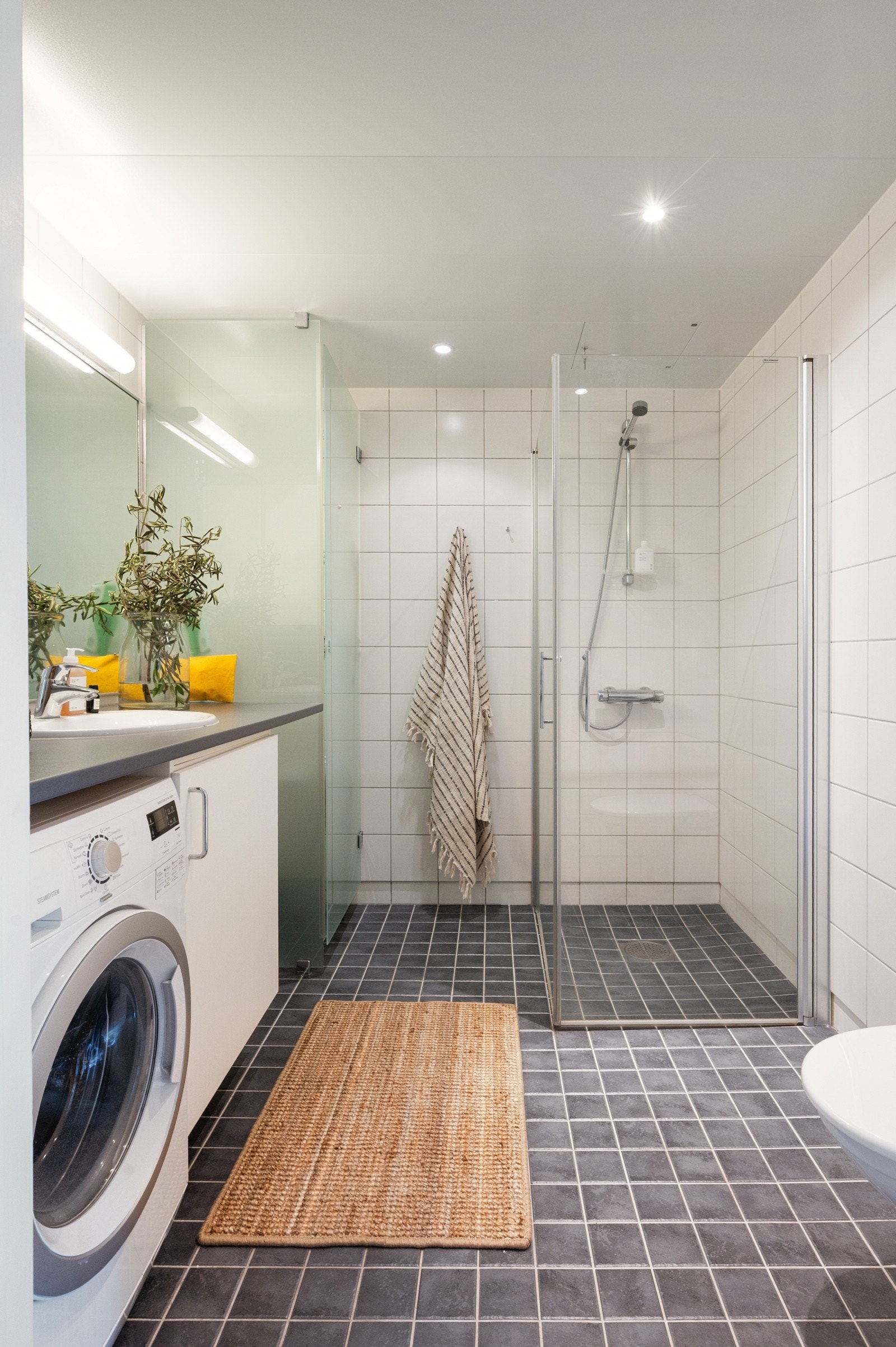 I tillegg har baderommet et innebygd tørkeskap med vegghengte tørkestativer - en svært praktisk løsning for tørking av klær og oppbevaring av rengjøringsutstyr. Galleribilde