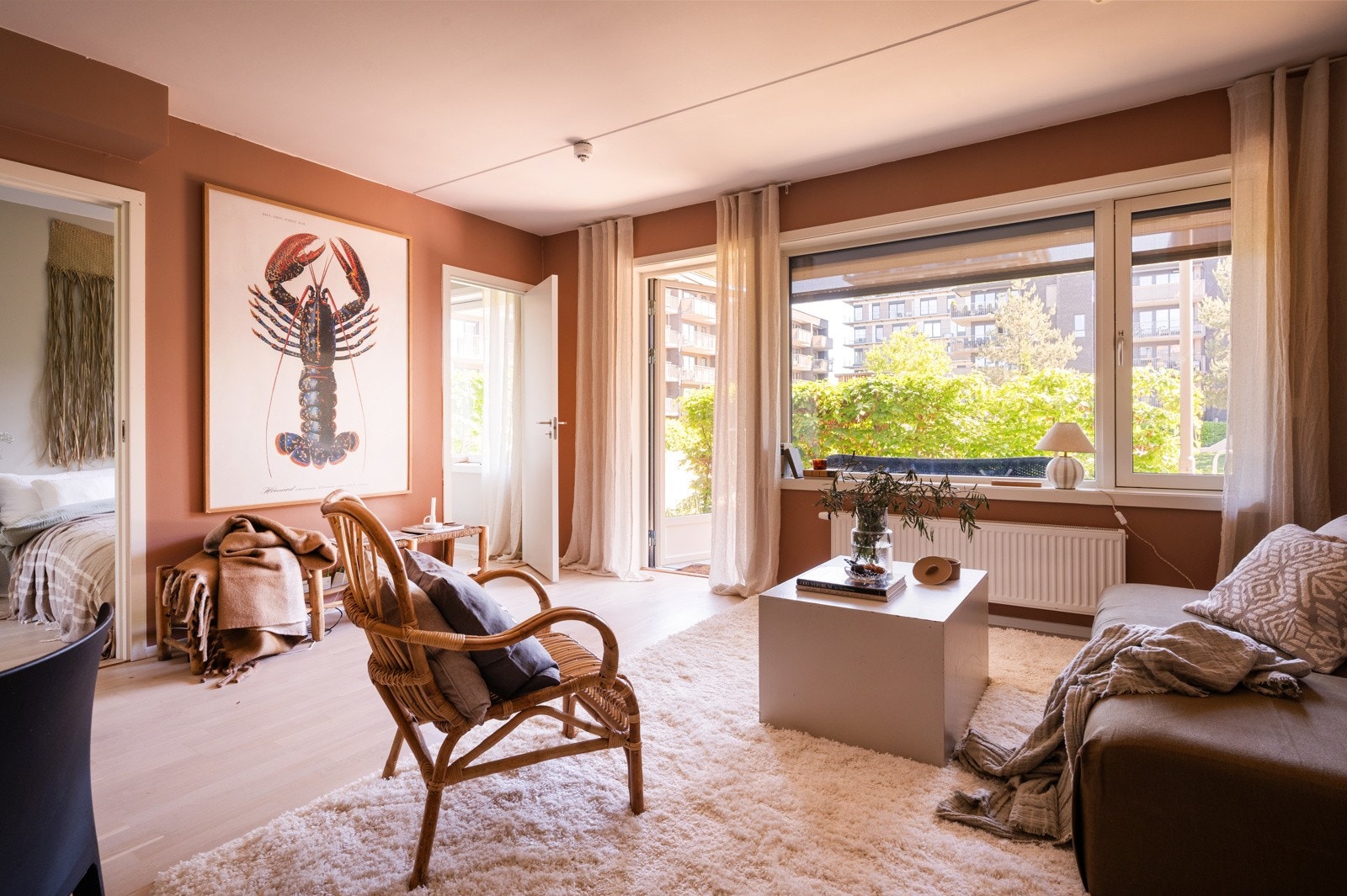 fra stuen er det utgang til en solrik, sydøstvendt balkong på 12 m² , og videre ned til egen gressplen på 9 m². Galleribilde