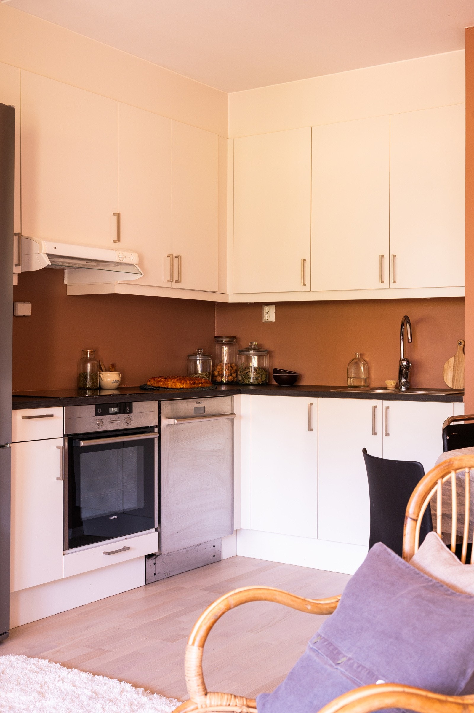 Det er integrert stekeovn med keramisk koketopp og opplegg for oppvaskmaskin. Galleribilde