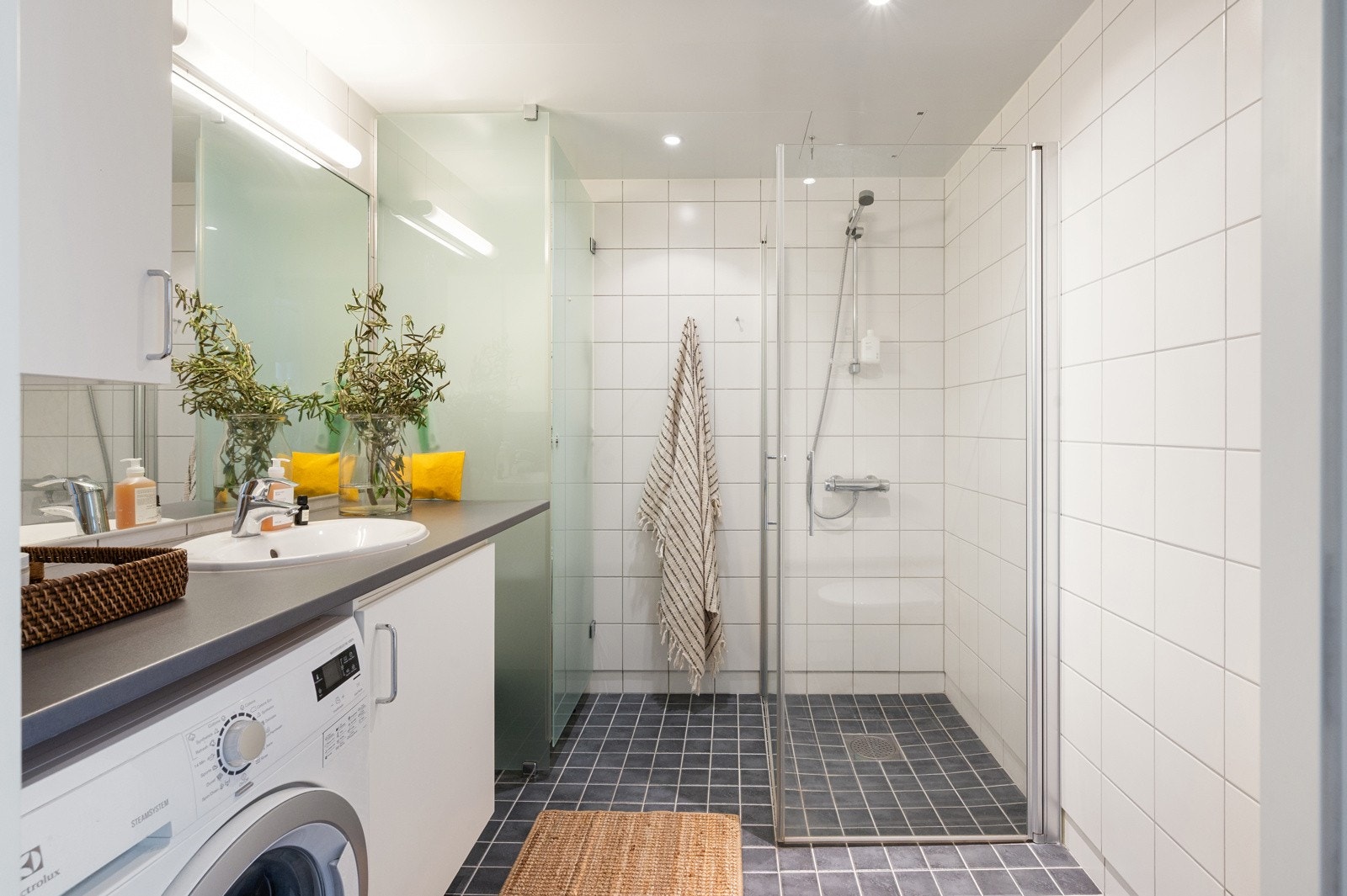 Leiligheten har et lyst og moderne baderom med god plass og gjennomtenkte løsninger. Galleribilde