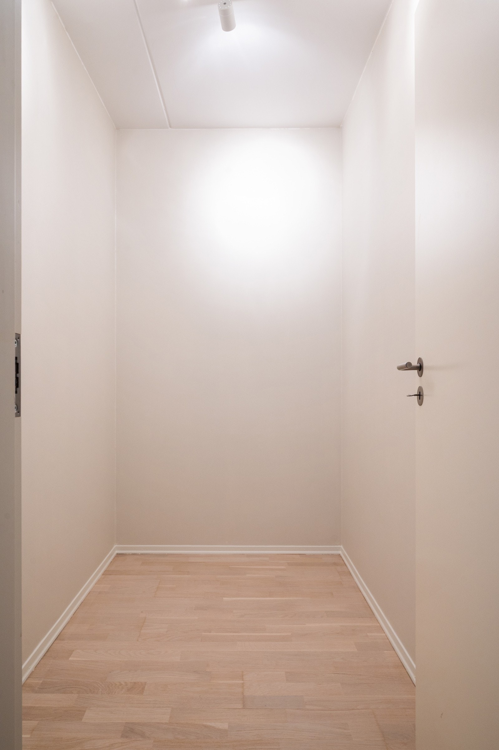 Fra entréen er det tilgang til en innvendig bod med god oppbevaringsplass. Galleribilde