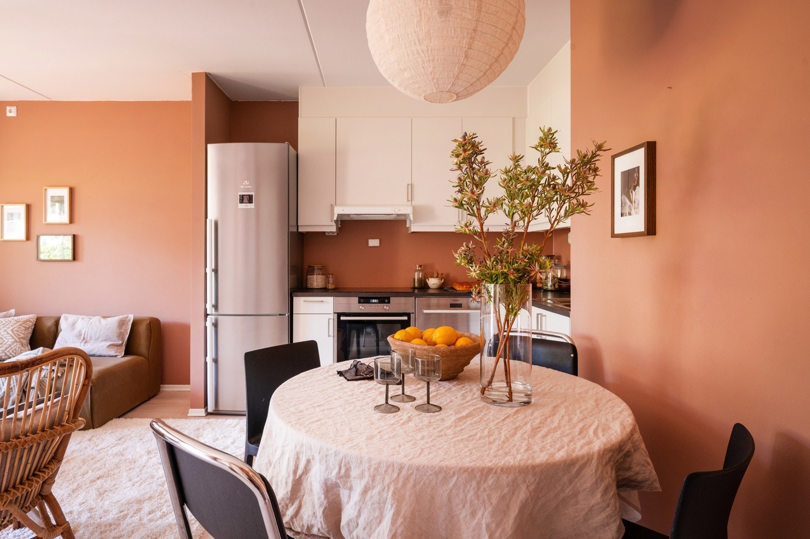 Stuen har en praktisk og sosial utforming med god plass til sofagruppe og spisebord Galleribilde