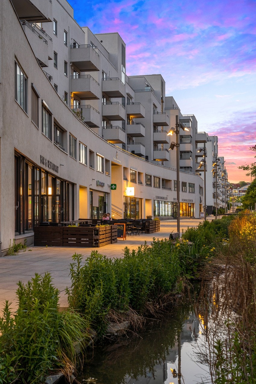 Hovinbekken renner nedover mot Ensjø fra Teglverksdammen, gjennom Gladengveien og ned i et flott vannspeil med nye Ensjø Torg Galleribilde