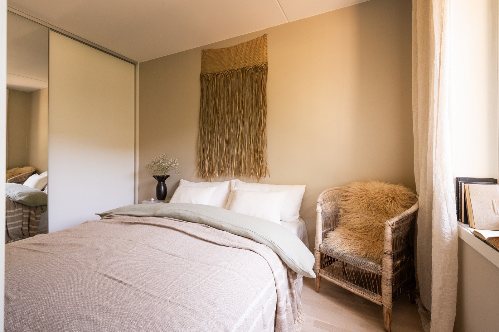 Nøytrale veggfarger og lyse gulv gir et moderne uttrykk og gjør det enkelt å innrede etter egen stil og behov. Galleribilde