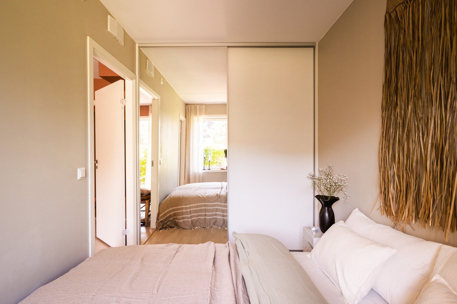 Det er montert praktisk skyvedørsgarderobe på soverommet med god plass for lagring og oppbevaring. Galleribilde