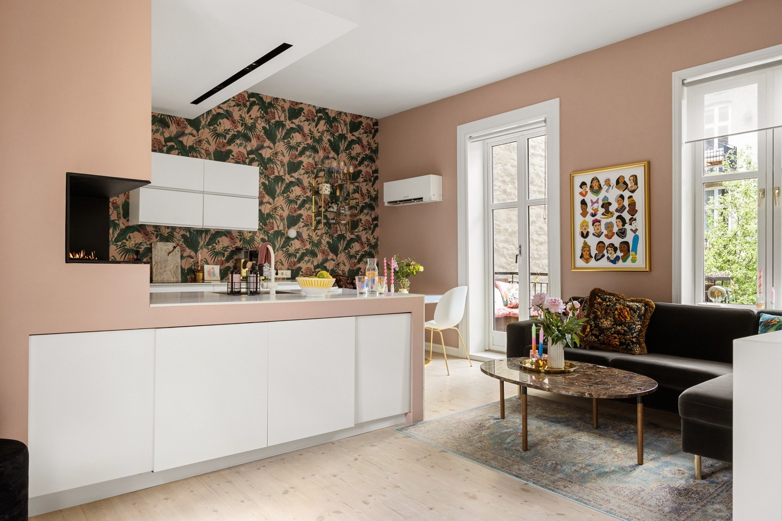 Svært lys og luftig stue med gode møbleringsmuligheter. Galleribilde