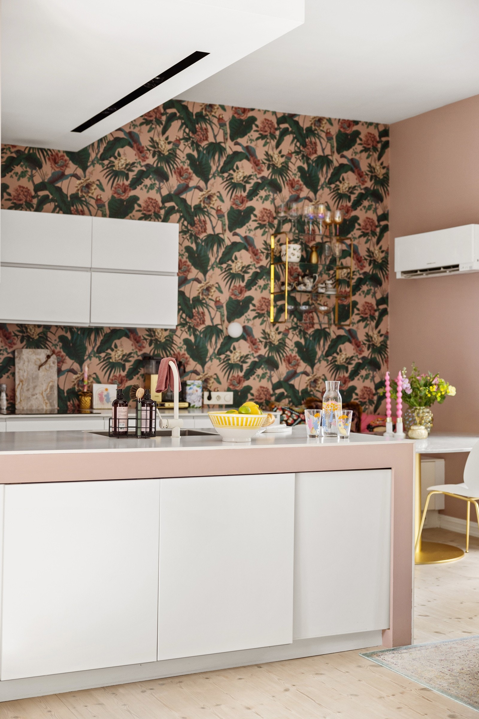 Leiligheten har flere spesialtilpassede løsninger. TV ligger skjult i kjøkkenøyen og kan trekkes frem Galleribilde