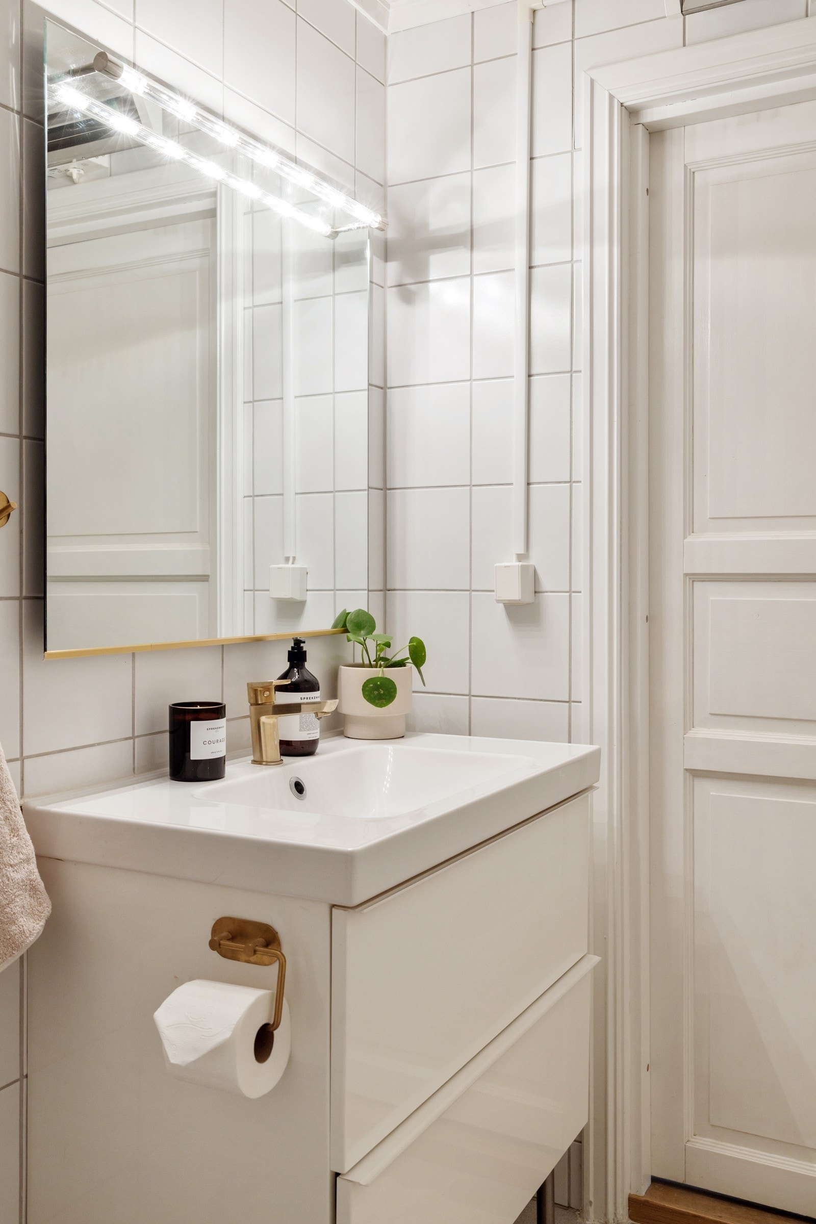 Baderomsinnredningen byr på servantskap med glatte, folierte fronter og heldekkende servant. Videre er det speil med lysarmatur på vegg over servant, veggmontert stråleovn, toalett og dusjhjørne. Galleribilde