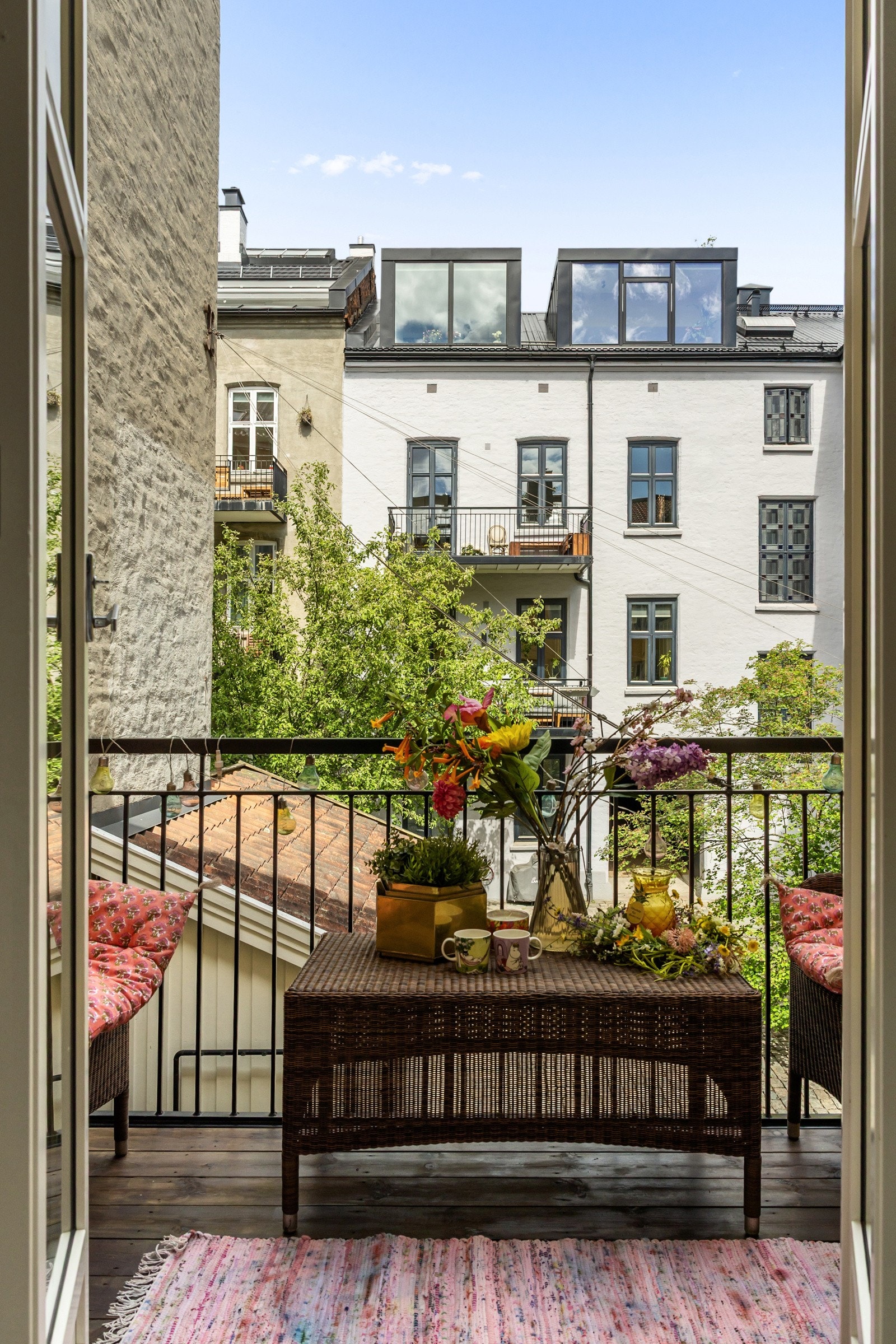 Generøs nordvendt balkong fra stue med gode bruksmuligheter. Galleribilde