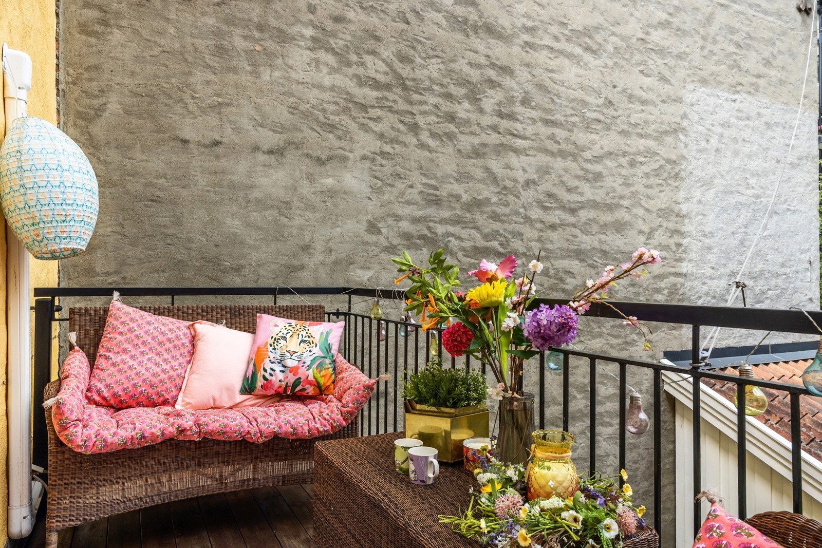 Gjennomtrekken om sommeren, mellom verandaen og den franske balkongen i stuen, har i følge selger vært et perfekt tilskudd på varme dager. Galleribilde