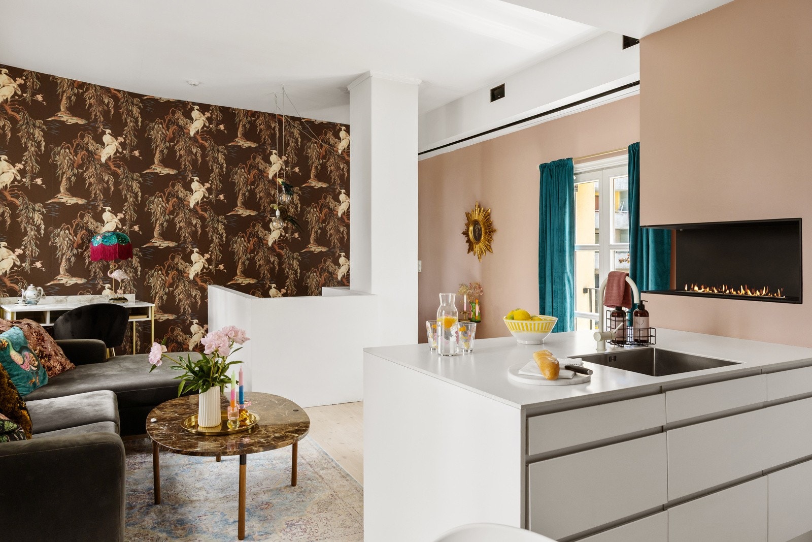 I stuen er det mulighet for hjemmekino med innfelt lerret i taket som styres med fjernkontroll. Innebygde høyttalere. Galleribilde