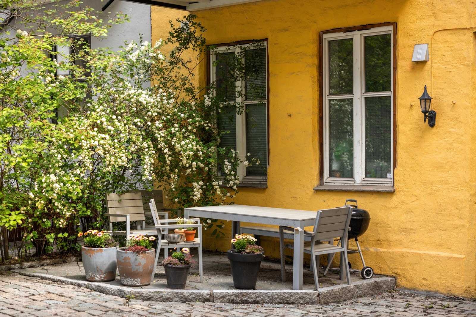 Ved inngangen er det hyggelig sittegruppe med plass til flere gjester. Galleribilde