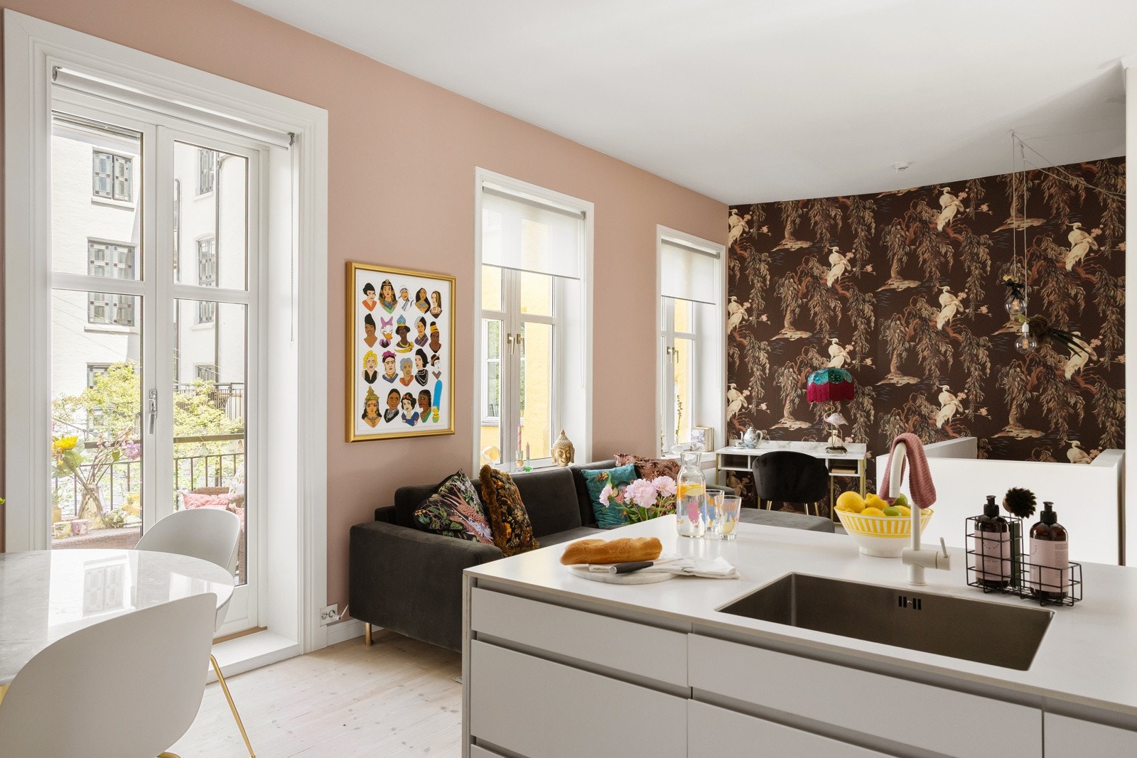 Store vindusflater på rekke og rad sammen med takhøyde på hele 3 meter gir en fantastisk romfølelse. Galleribilde