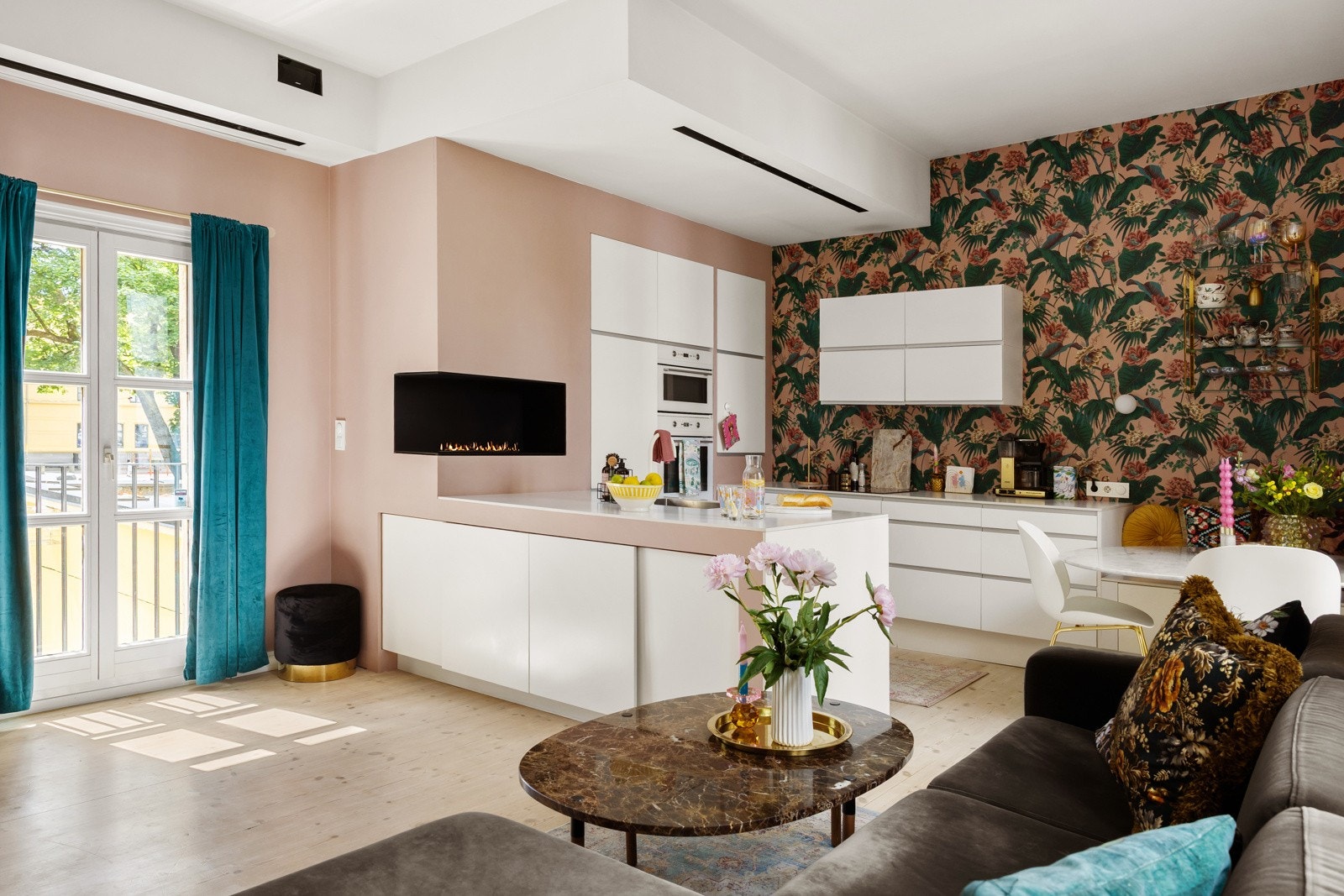 Tor Martin Tinderholt v/Privatmegleren Aksept har gleden av å ønske velkommen til Møllergata 55 - inngang via hyggelig og rolig bakgård. Galleribilde