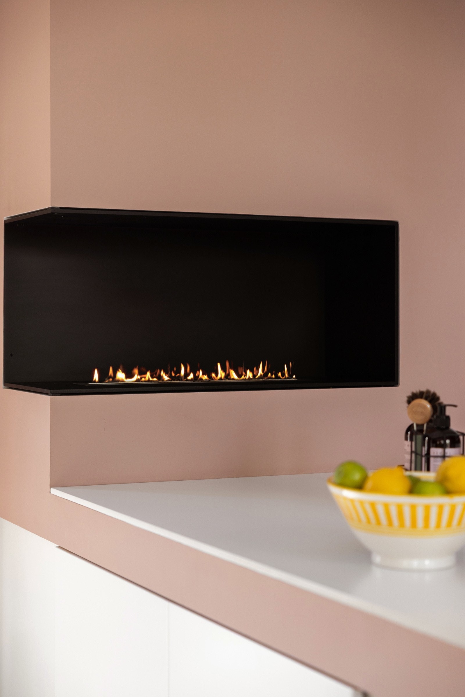 Det er både vedfyring, lekker biopeis og varmepumpe. Galleribilde