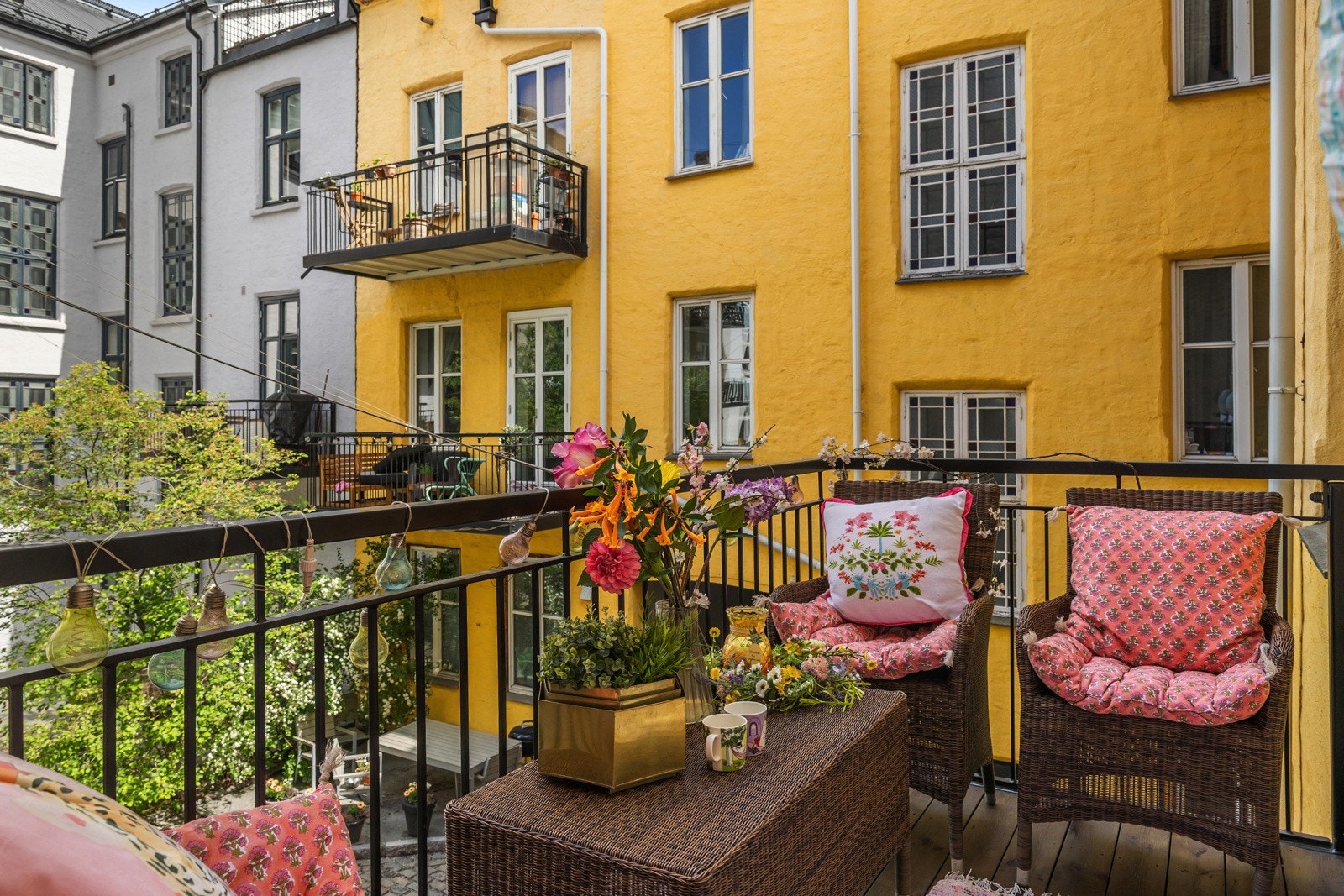 Fra stuen har du direkte adkomst til leilighetens nordvendte balkong som vender mot den hyggelig bakgården. Galleribilde