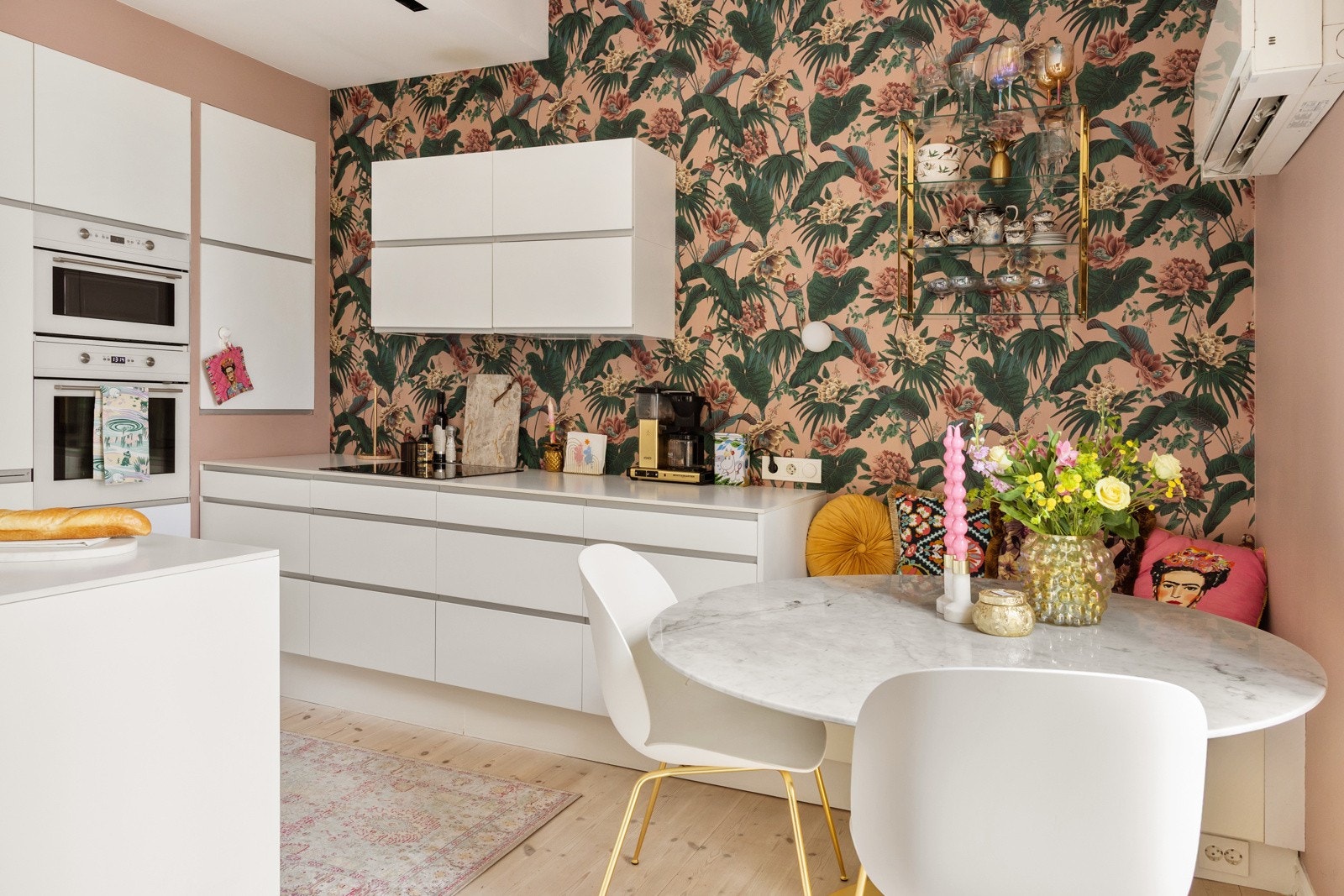 Ytterligere plass til sittegruppe som rommer flere gjester ved kjøkken. Galleribilde