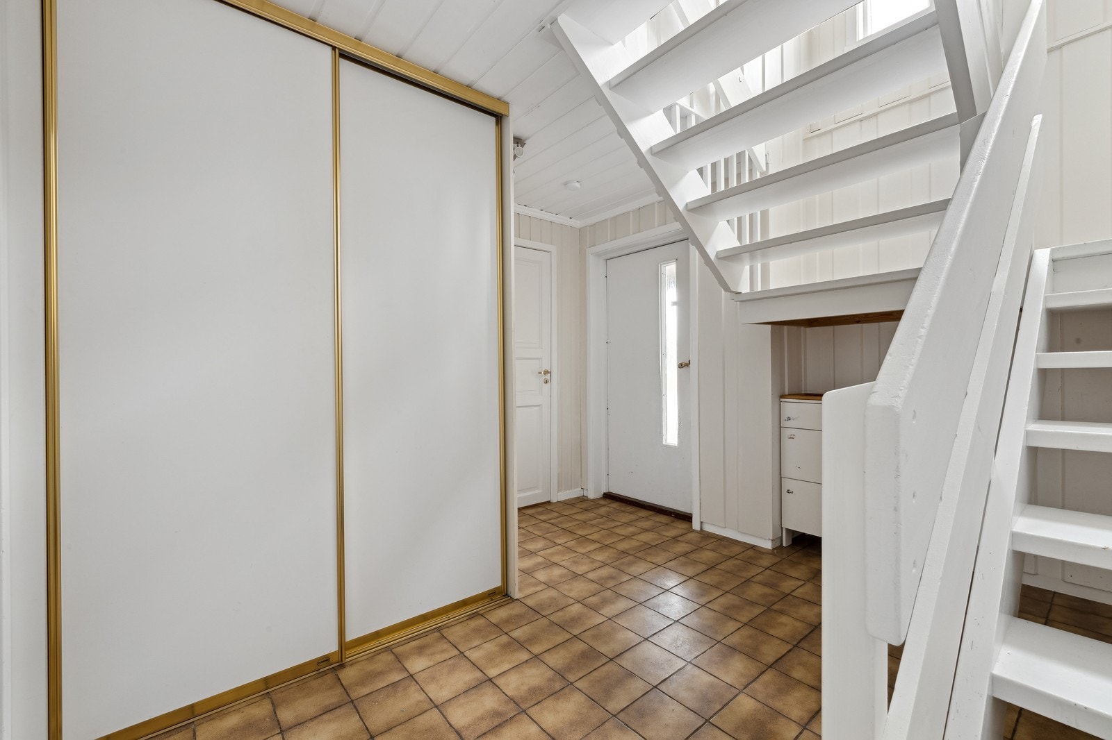 Entre med stor skyvedørsgarderobe. Det er varmekabel i gulvet. Galleribilde