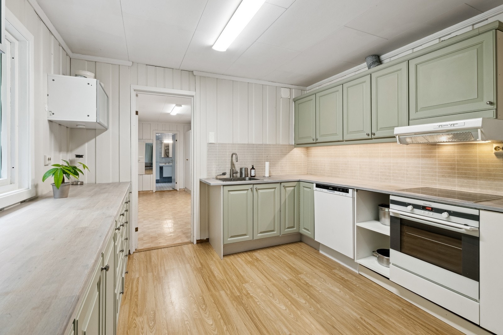 Stort og koselig kjøkken i heltre med hvitevarer. Galleribilde