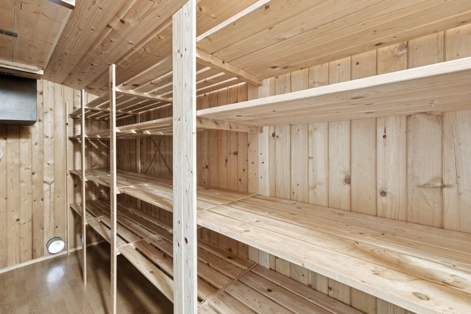 Det er et lagringsrom for mat på innsiden av rommet som kan brukes som kontor. Galleribilde