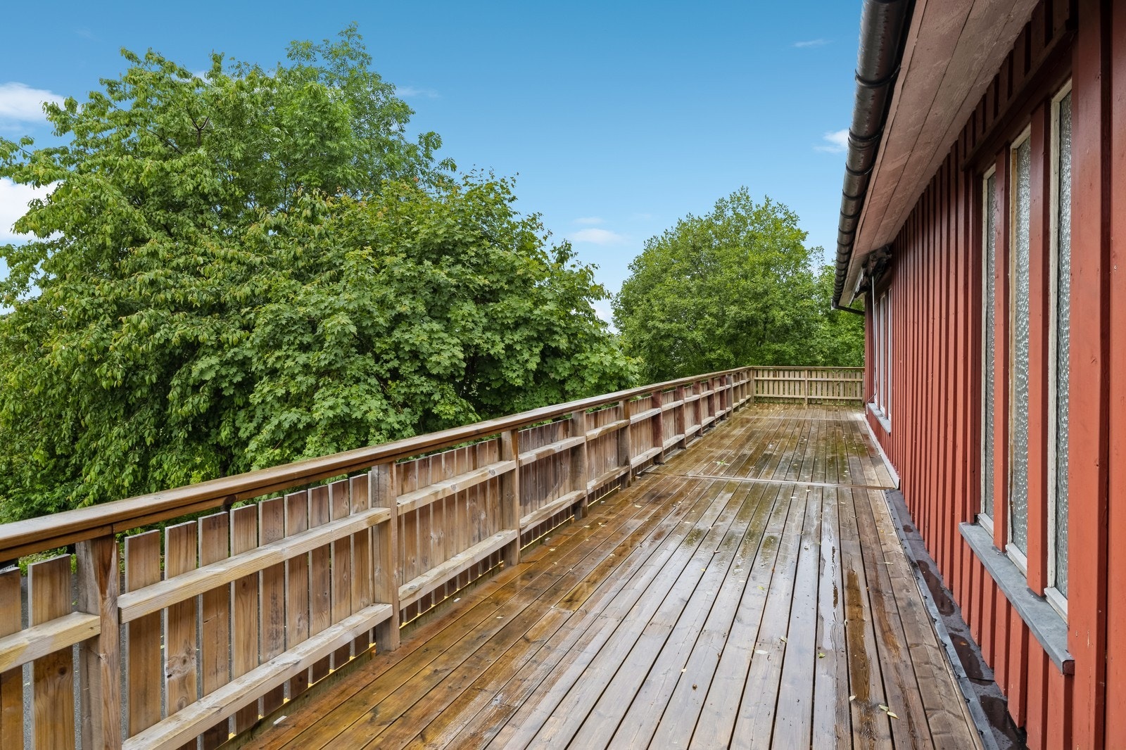Stor terrasse med plass til flere soner med møbler. Galleribilde