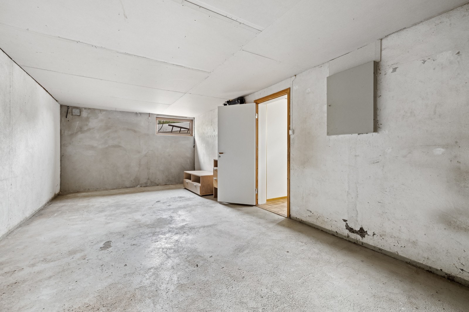 Stor bod i kjeller for lagring. Galleribilde