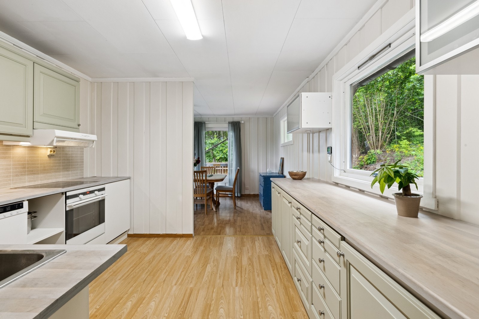 Det er mye skap- og benkeplass på kjøkkenet for den som er glad i å lage mat. Galleribilde