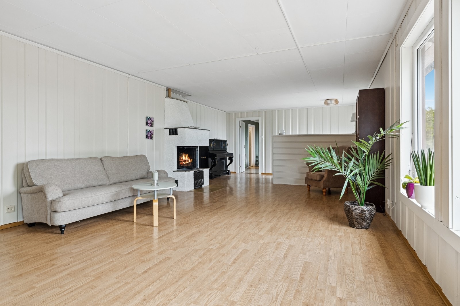 Stor stue med peis for kalde dager. Galleribilde