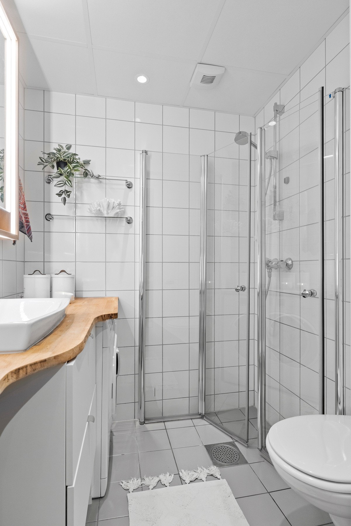 - Pent flislagt bad med gulvvarme. Bad er oppusset i perioden fra 2011/12 i regi av selskapet - Galleribilde