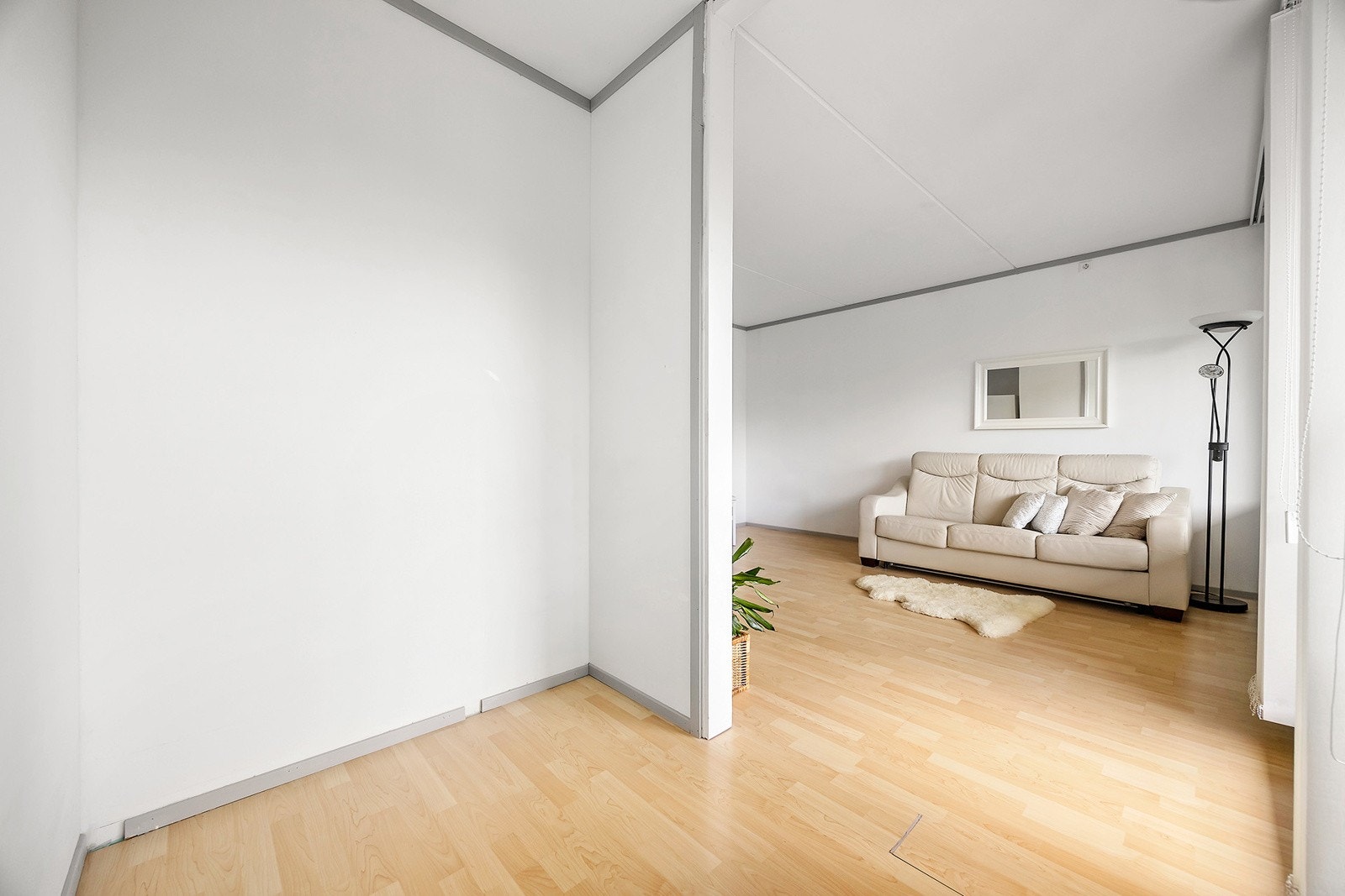 Det er sovalkove i stuen med plass til dobbeltseng. Galleribilde