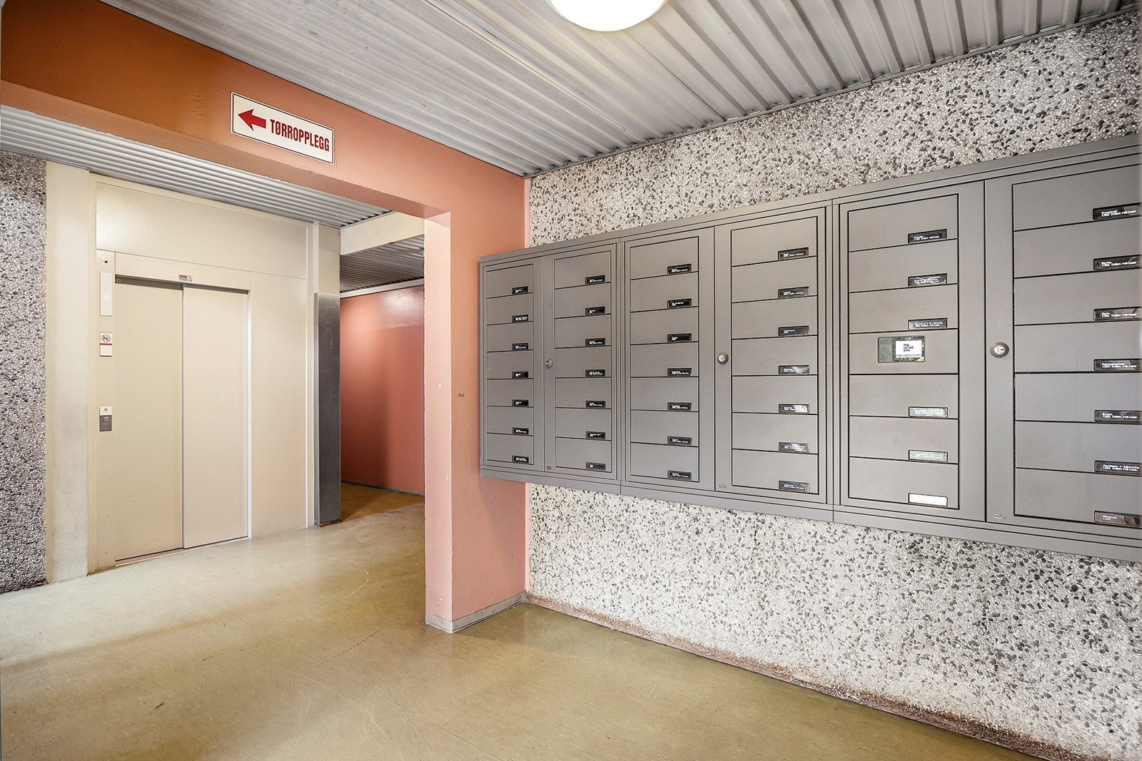 Inngangsparti med heis og postkasser. Galleribilde