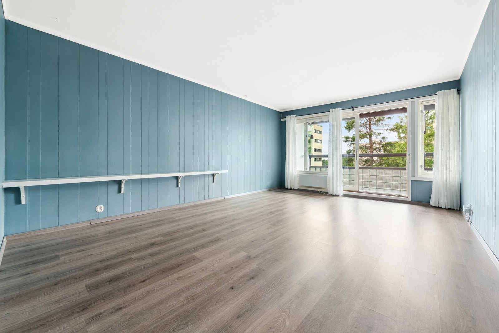 Stuen fremstår som meget lun og hyggelig. Stuen har store gode vindusflater som gir rommet godt med naturlig lys og en hyggelig atmosfære Galleribilde