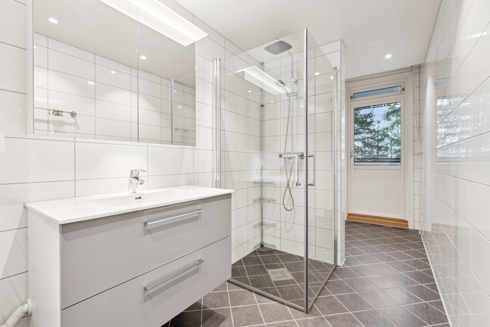 Delikat flislagt bad med varme i gulv. Badet ble rehabilitert i regi av borettslaget i 2020. Galleribilde