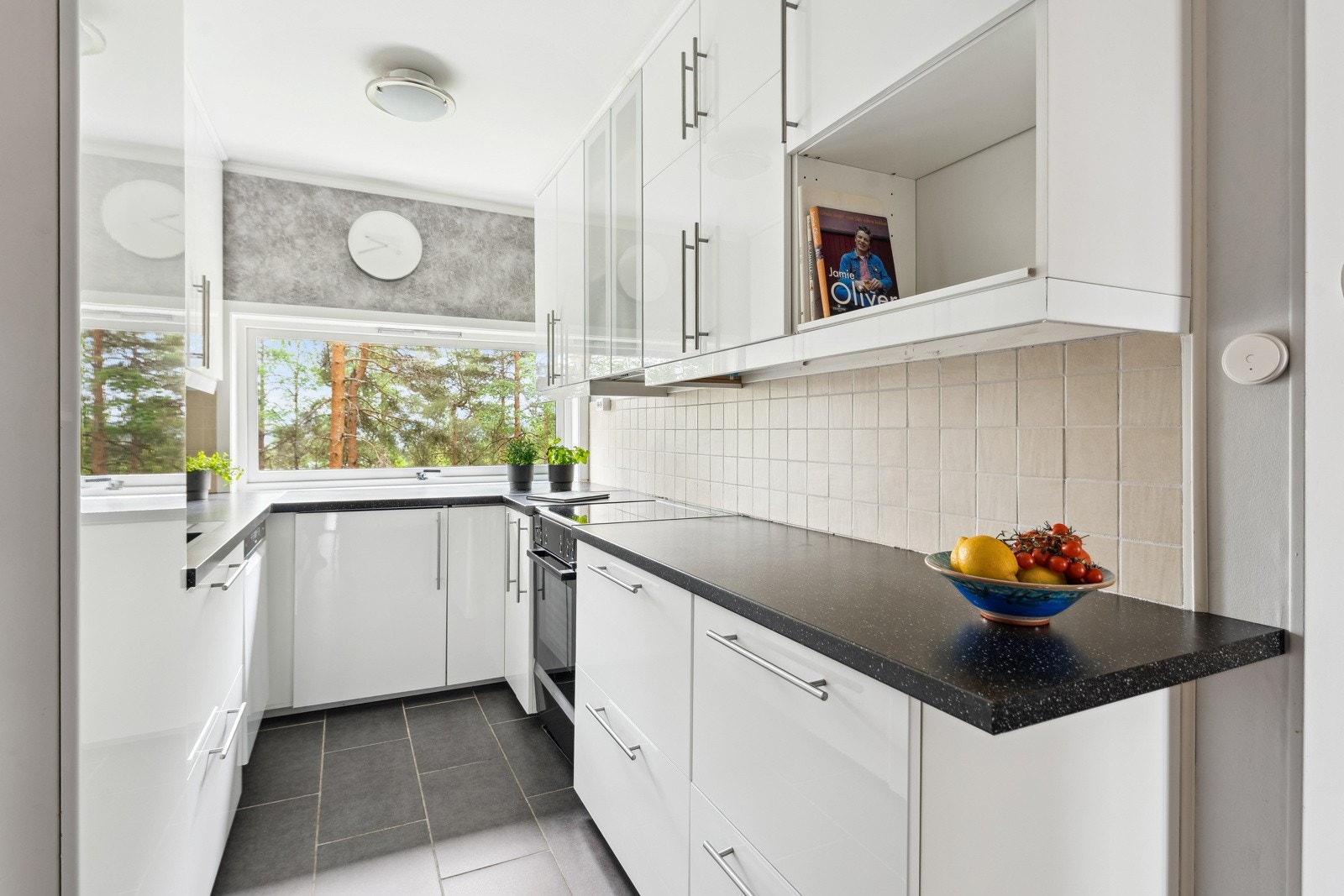 Lekkert IKEA kjøkken fra 2020. Det er godt med skap og benkeplasss på kjøkkenet. Galleribilde