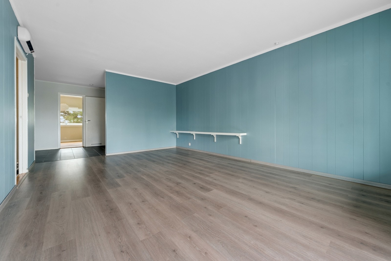 Stuen har godt med plass til en sittegruppe, tv-møbel samt annet øvrig møblement Galleribilde