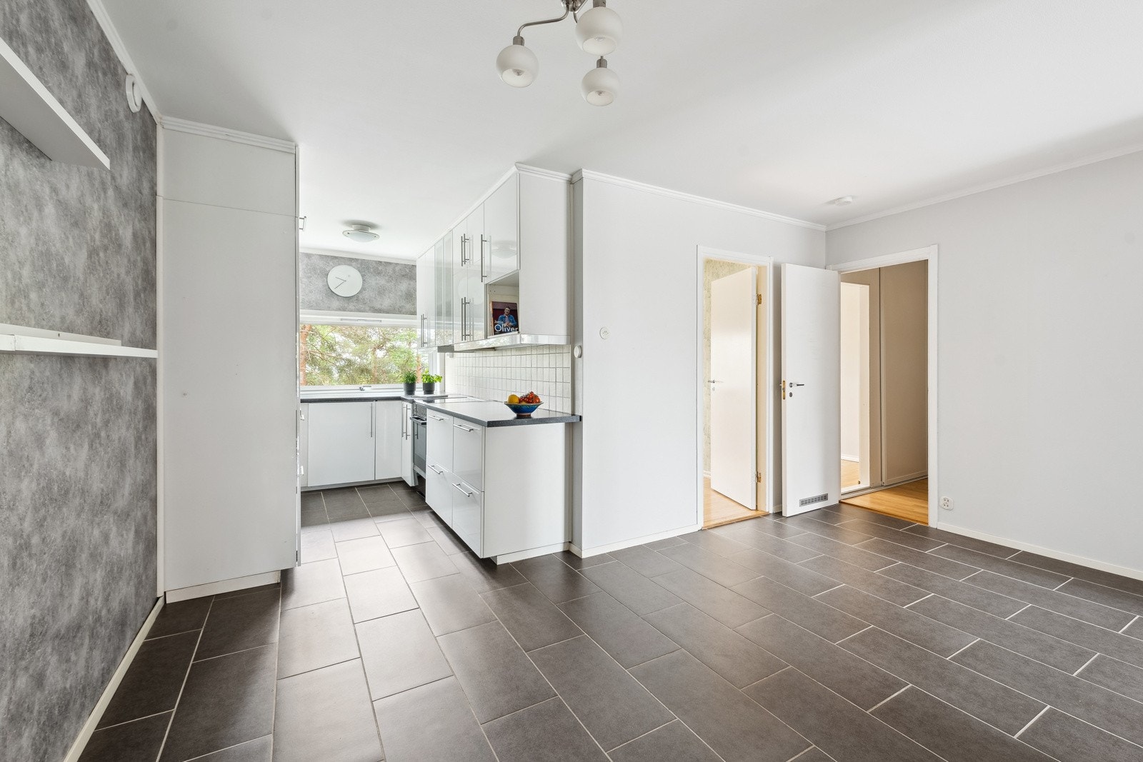 Fra kjøkkent er det adkomst til 2 av leilighetens soverom. Galleribilde